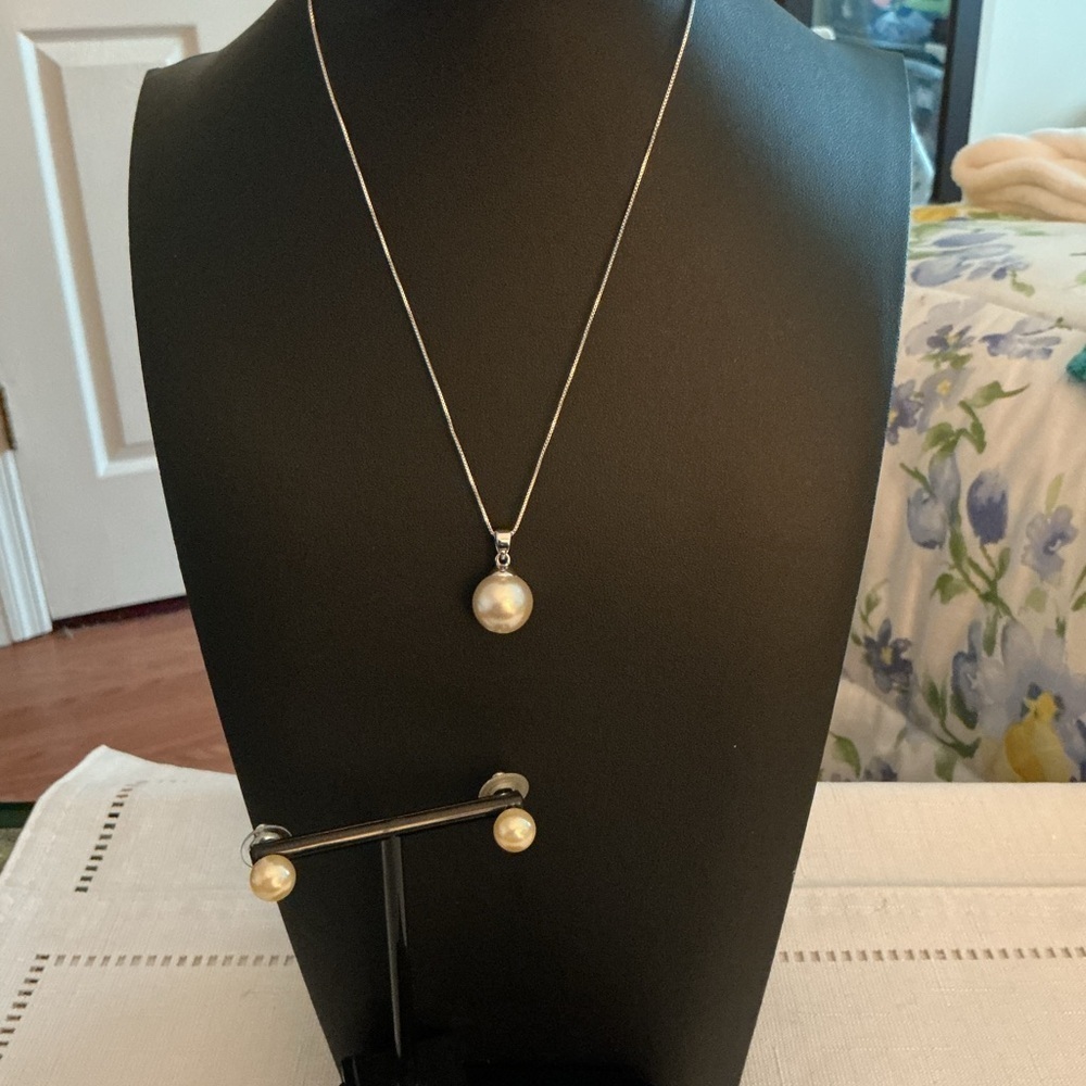 White Glass Pearl Silver Tone Pendant Necklace and Earring Set
